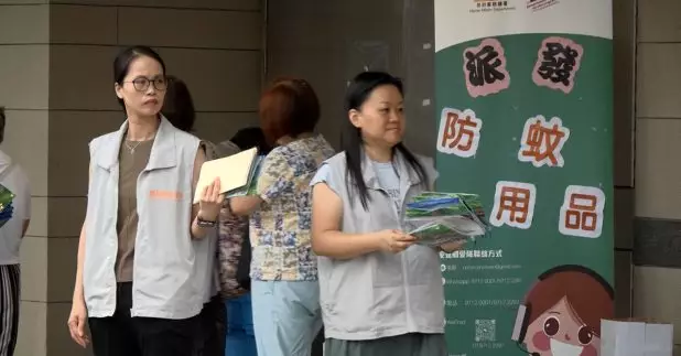 區議員聯同關愛隊向安達邨居民派發蚊怕水、蚊貼，提醒他們做好防蚊措施。