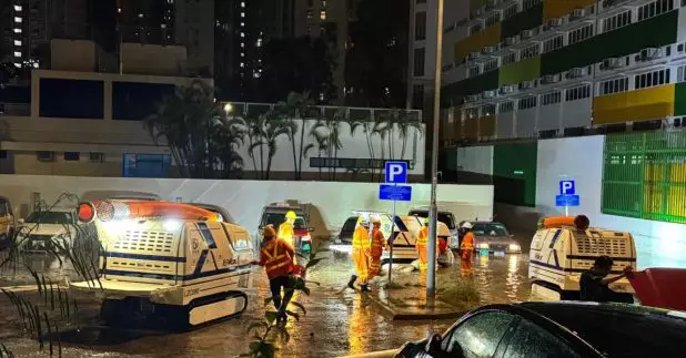 渠務署派遣三部強力排水機械人「龍吸水」到將軍澳敬賢里停車場協助清理。（渠務署社交網頁圖片）