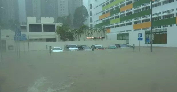 天文台清晨五時許再次發出黑色暴雨警告信號，是八天內第四次「黑雨」，多區出現水浸。（鍾家銘攝）