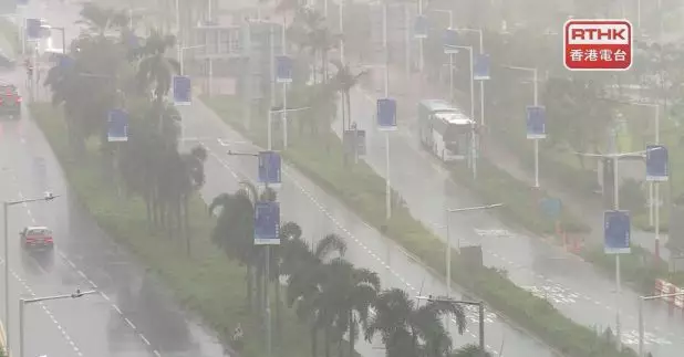 天文台預計今晚及明早仍有幾陣驟雨，隨後兩三天大致天晴。