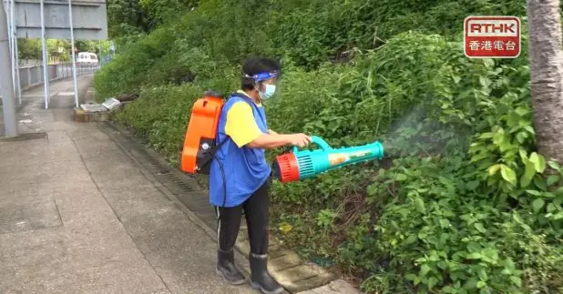 本港新增3宗基孔肯雅熱輸入個案，患者分別居住在青衣曉峰園及鴨脷洲利東邨，食環署早上派人到附近滅蚊。