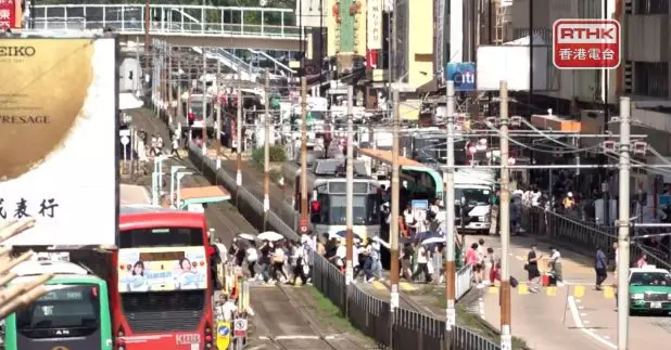 天文台表示，受到高空反氣旋影響，中國東南部普遍晴朗及酷熱，正午時分部分地區氣溫上升至33度左右，元朗及上水錄得最高氣溫逾35度。