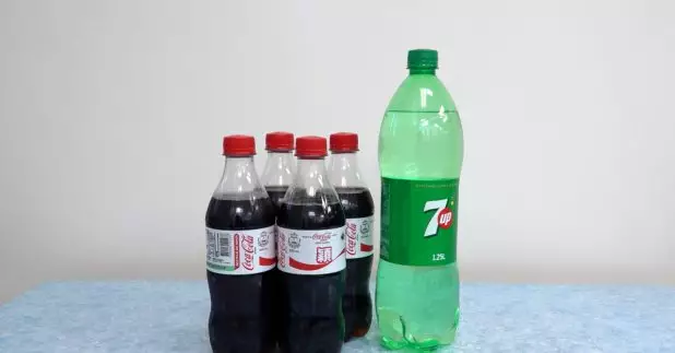 警方接獲報案指，深水埗、旺角及灣仔區多間超市，發現有膠樽裝「加系可口可樂」及「七喜」懷疑被注入尿液。（林紹鋒攝）