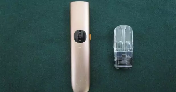 若年輕人使用了含依托咪酯的煙彈和電子煙裝置，或會因此染上毒癮，禍害更大。(政府新聞處圖片)