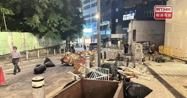 部分路面有一袋袋垃圾被棄置，亦有大量回收廢物堆放在街頭。（實習記者鄒潔怡攝）