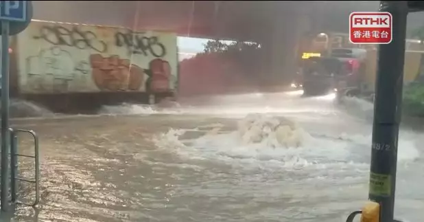 天文台上午一度發出黑色暴雨警告信號，是三星期內第五次「黑雨」。