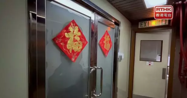 本台到過「鑫鼎鑫」北角註冊地址，單位外沒有水牌，亦不見有公司名稱。