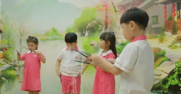 行政長官李家超在社交網頁發布短片，政府將繼續推動愛國主義教育，透過日常學與教，厚植學生的家國情懷。（特首辦片段截圖）