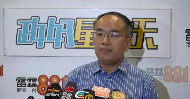 許正宇表示，過去一段時間當局有就新品牌的樽裝水加強檢測，發現不論是內地或香港品牌，其微生物及金屬物質均達標，不存在內地與香港品牌質素不同，強調要以用事實及數據說話，坊間的揣測並非基於現實。