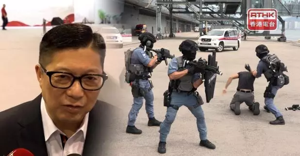 政府跨部門反恐專責組昨天在啟德郵輪碼頭舉行大型反恐演習，保安局局長鄧炳強形容效果滿意，認為演練可以展示參與部門的專業性，亦可以有震懾力。