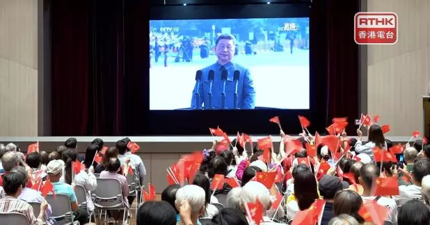 出席工聯會直播活動的人士不少都手持國旗區旗。