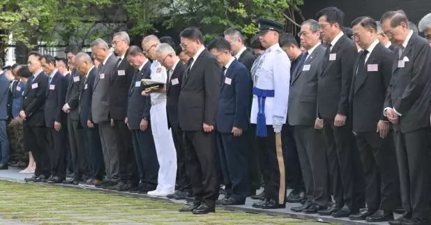 特區政府早上在香港大會堂紀念花園舉行官方儀式，紀念中國人民抗日戰爭暨世界反法西斯戰爭勝利80周年。（政府新聞處圖片）