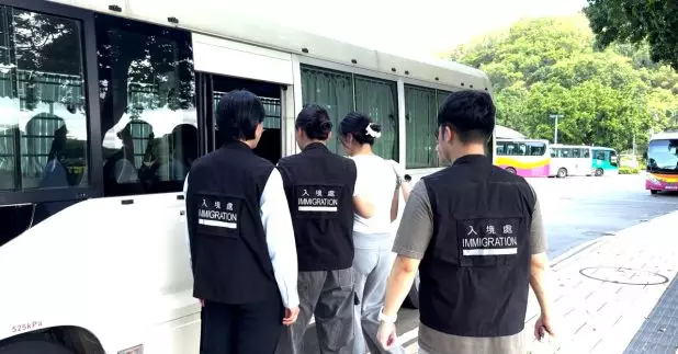 入境處透過網上巡查，成功鎖定一批人士，當來港提供服務期間拘捕他們，包括1男7女。（入境處提供）