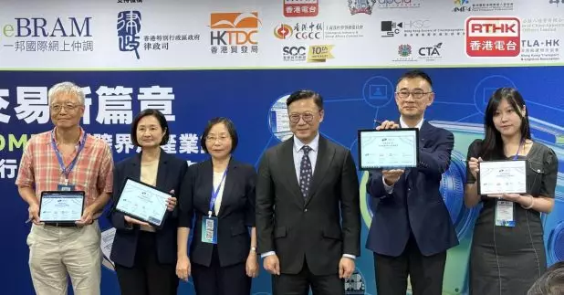 廣播處長關婉儀（左二）、中心主席蘇紹聰（右二）連同兩個簽署機構代表出席儀式，由署理律政司司長張國鈞（中）和中聯辦法律部副部長張玉梅見證（左三）。（陳曉筠攝）