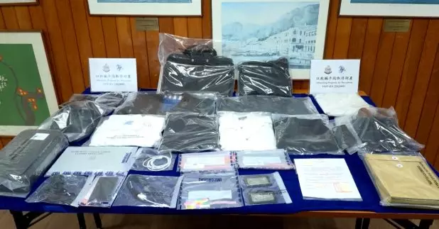 21歲本地男子涉及假冒官員騙案被捕，現正被扣留調查。