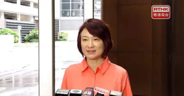 全國人大常委李慧琼出發往北京參與人大常委會會議。（游樹榮攝）