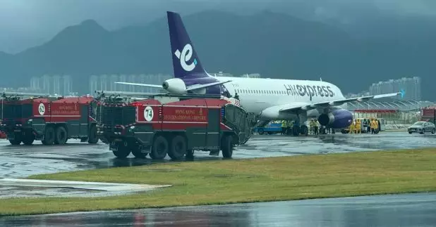 在八號信號期間，香港快運一架由北京飛往香港的航班，早上在機場北跑道降落後滑行時，懷疑撞到跑道旁的指示牌，其後停於滑行道。(小紅書)