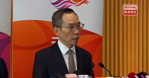 政府採購樽裝飲用水被詐騙事件，批出合約的政府物流服務署署長陳嘉信停任並放取退休前休假。