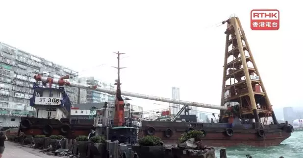 一艘躉船在風暴之下懷疑被強風吹到撞岸，岸邊的欄杆和石壆被毀。（陳韋丞攝）