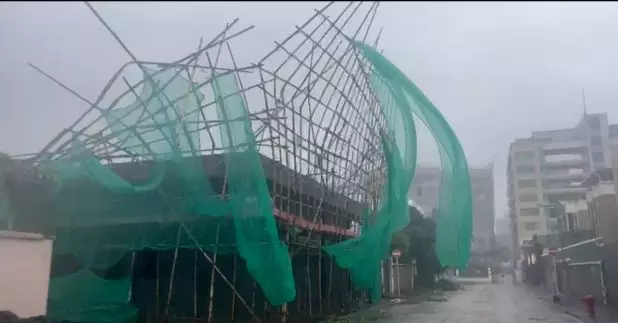 「樺加沙」以超強颱風姿態吹襲本港，為多處帶來狂風暴雨。（陳韋丞攝）