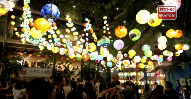 中秋佳節將至，多區已準備就緒，維園、啟德體育園、利東街和灣仔藍屋都設置不同的中秋花燈裝飾，與市民一起歡度佳節。（孔令輝攝）