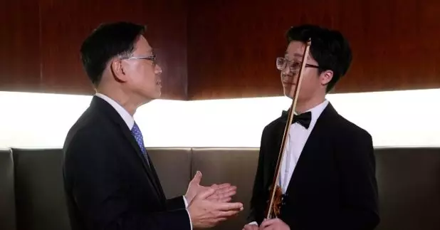 李家超對於李靖甫的轉變感到驕傲。（特首辦片段截圖）