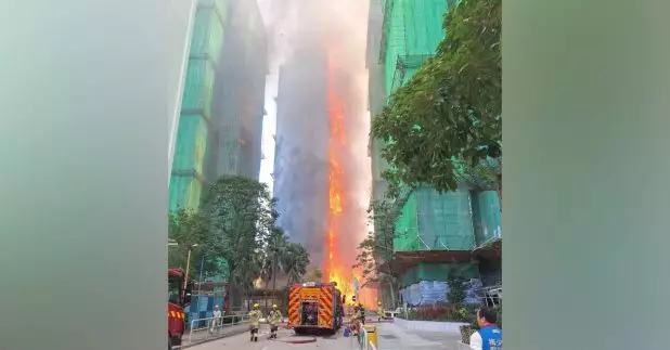 大埔宏福苑宏昌閣發生火警，大量濃煙捲上半空。網上圖片