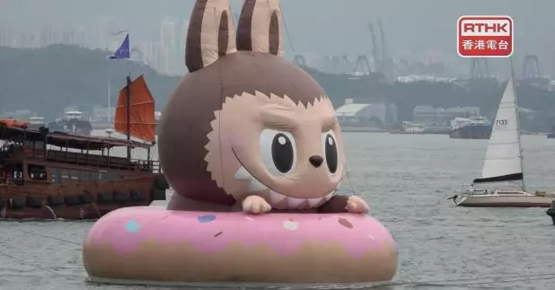 四個巨型充氣卡通雕塑在維港巡遊，吸引不少市民及旅客在沿岸觀賞。（廖漢榮攝）