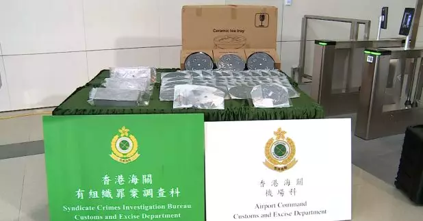 海關破獲兩宗空運走私懷疑貴金屬案。（張連登攝）