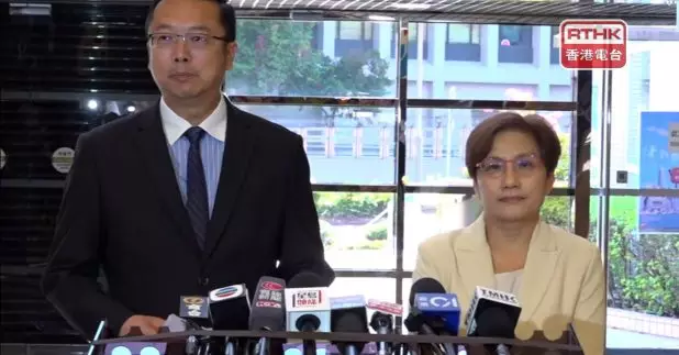 黃立己（左）說，遺體儲存時間的中位數約3星期，估計一成個案最終可獲減免或豁免。（彭冠中攝）