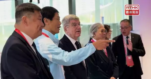 國際奧委會終身名譽主席巴赫下午在全運會香港賽區統籌辦公室主任楊德強，以及港協暨奧委會會長霍震霆陪同下，到訪啟德體育園，觀賞正在啟德主場館舉行的十五運會七人欖球賽。