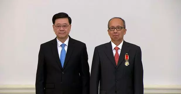 特區政府在禮賓府舉行勳銜頒授典禮，今年一共有427個勳銜和獎狀，有三人獲頒最高榮譽嘅大紫荊勳章。