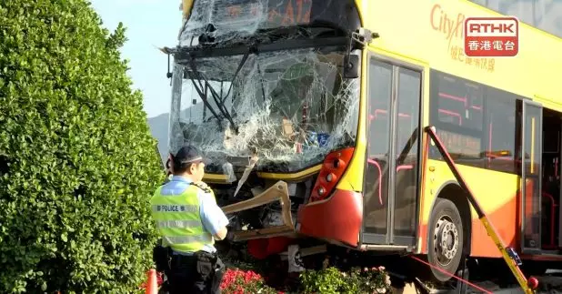 機場近一號客運大樓，下午有一輛城巴機場巴士撞到並剷上花槽，18人受輕傷。