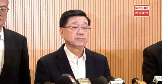 李家超到沙田威爾斯親王醫院探望傷者後交代宏福苑五級火最新情況。（陳韋丞攝）