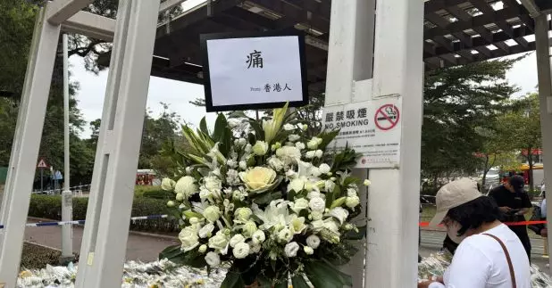 繼續有市民送上花圈或鮮花悼念死難者。