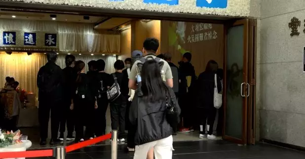 市民排隊向五級火遇難者致哀。