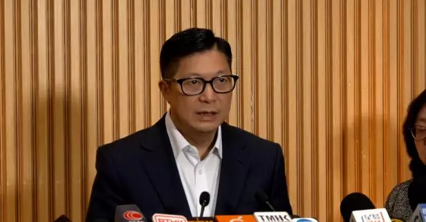 保安局局長鄧炳強表示，懷疑有屋苑維修時使用的棚網涉及行使虛假文書，警方已展開調查。（孔令輝攝）