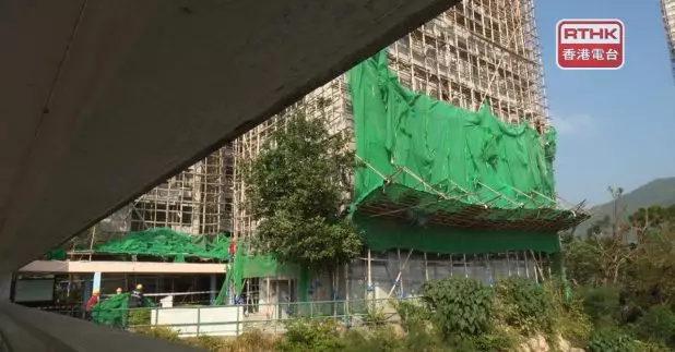 政府要求所有正進行大維修的大廈要將棚網下架，限期昨天屆滿。