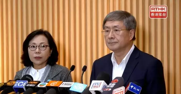 卓永興（右）感謝各界捐獻，指其中31億元捐款來自26萬3千多宗捐款，下星期會公布發放捐款收據的詳情。（孔令輝攝）