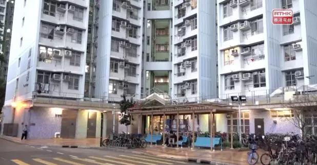 天澤邨單位凌晨火警懷疑涉縱火。（施華駿攝）