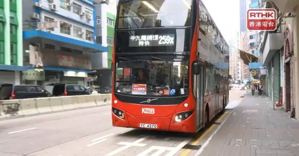 中九龍繞道（油麻地段）開通後首個工作日，8條巴士路線今日起使用。（鍾家銘攝）