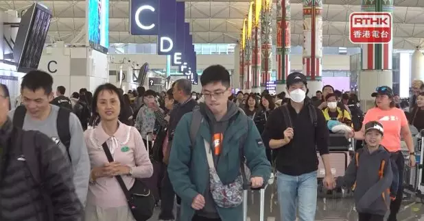 不少市民聖誕期間外遊，機場離境大堂人山人海。(郭志強攝)