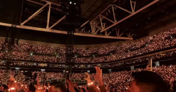 政府希望透過盛事和演唱會等，吸引旅客和帶動消費，自啟德體育園3月開幕以來，主場館連同體藝館截至11月底，已舉行超過30場演唱會，加上不同場地都舉行音樂會或演唱會，除了本地觀眾，亦吸引不少內地「粉絲」來港捧場。(觀眾提供片段截圖)