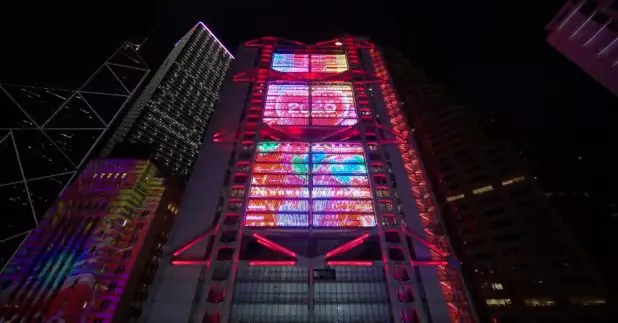 中環8幢地標建築，建築物外牆會顯示出巨型倒數時鐘及光影圖案。