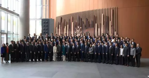 90名第八屆立法會候任議員於行政長官李家超監誓下完成宣誓。（鍾家銘攝）