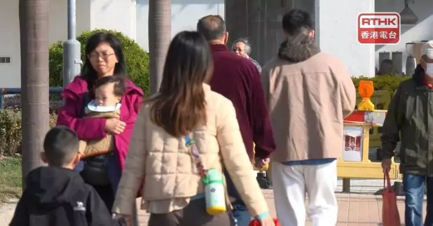 天文台說，隨著季候風稍為緩和，隨後一兩日該區氣溫略為回升，但早上仍然清涼。（鍾家銘攝）