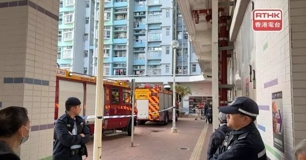 消防在起火單位發現一具男性屍體。（鄧鈞尤攝）