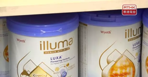 有購買受影響批次奶粉的家長說，打算拿去門店退換另一牌子。（陳韋丞攝）