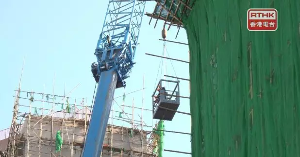 身兼應急住宿安排工作組組長的財政司副司長黃偉綸表示，原址重建預計需時9至10年，做法不是很實際，當局傾向將該地改為社區設施，不再興建住宅。