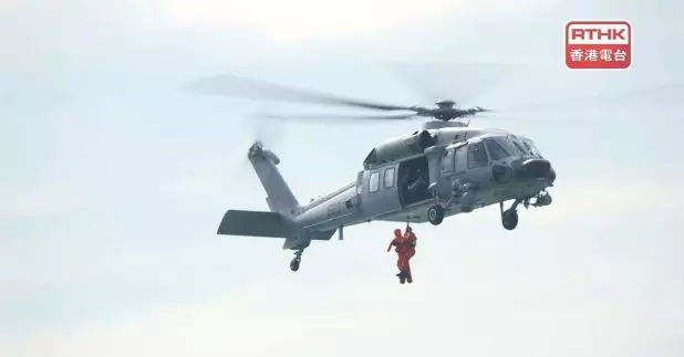 控制塔收到水警通知有市民報告有直升機墜落望東灣，民航處立即通知有關搜救單位。